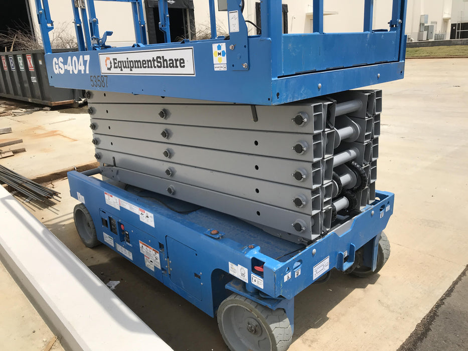 2019 Genie GS-4047 Folding rails with half height swing gate