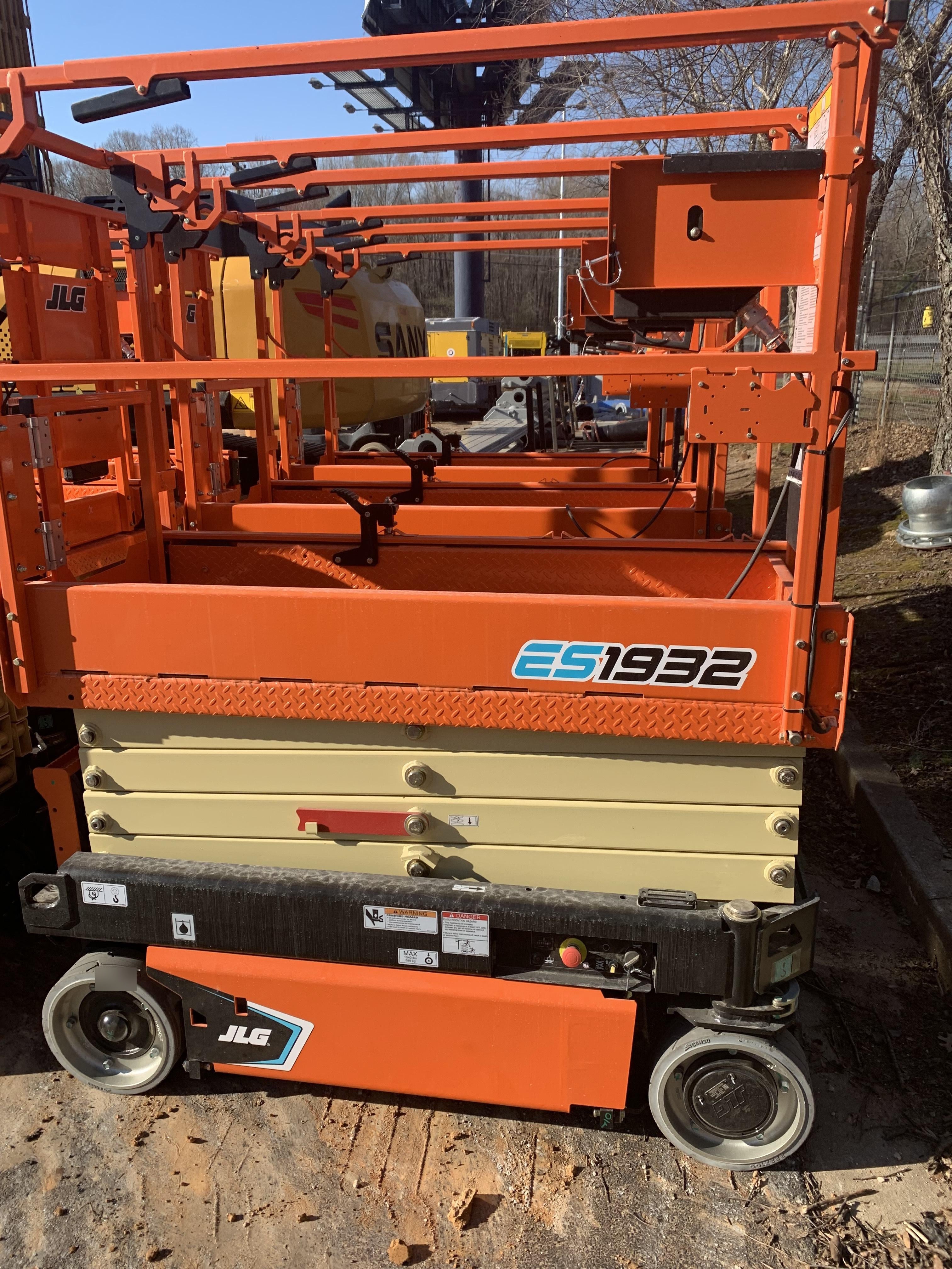 2022 JLG ES1932