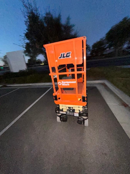 2022 JLG ES1330L