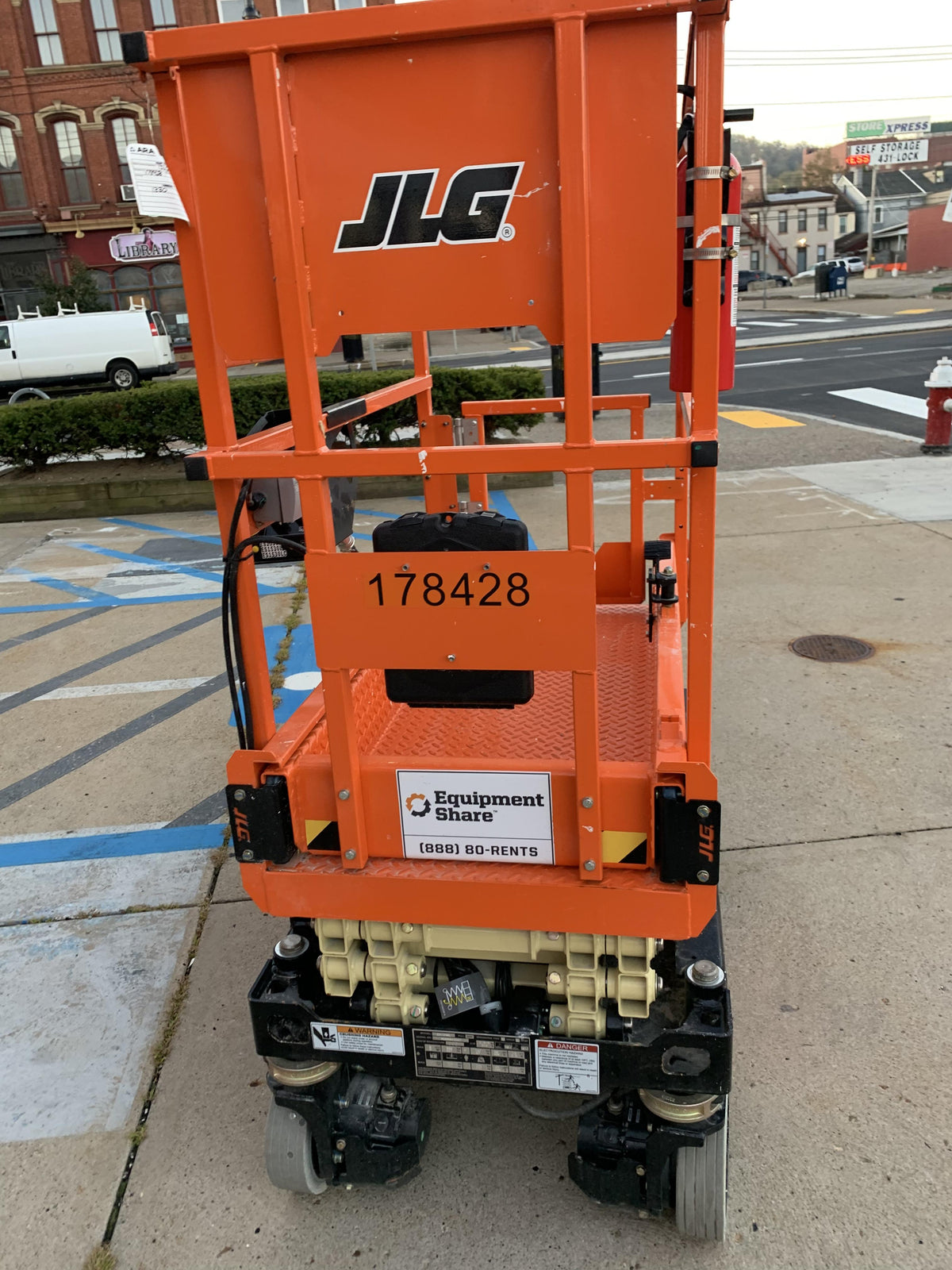 2021 JLG ES1330L