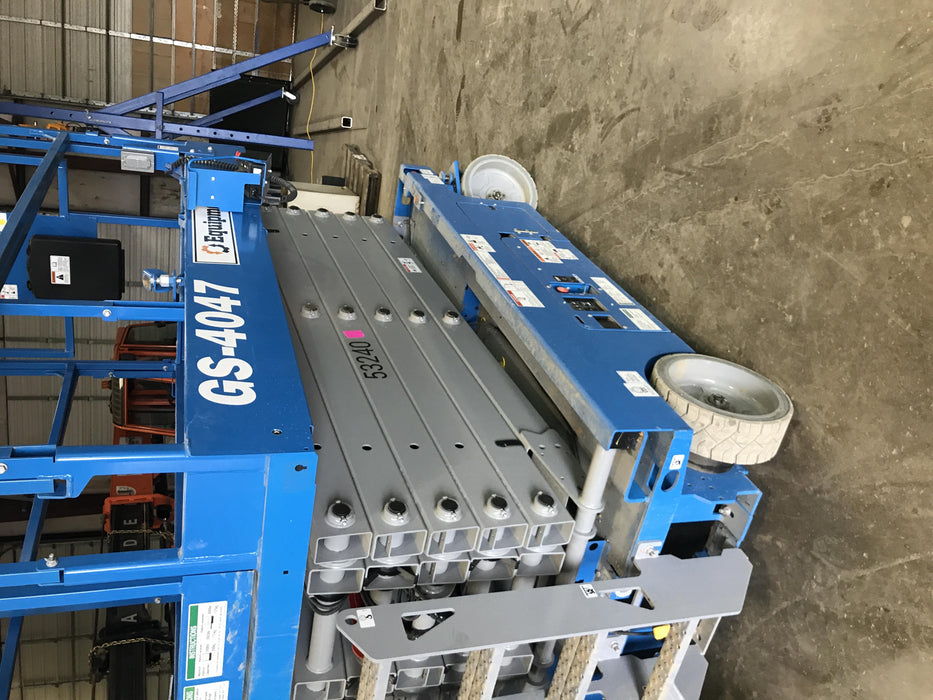 2019 Genie GS-4047 Folding rails with half height swing gate