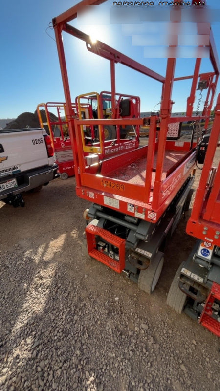 2020 Skyjack SJIII-3220 Solid NM Tires, Half height spring hinged entry gate, Dual Beacons, 6' Powered Extension Deck