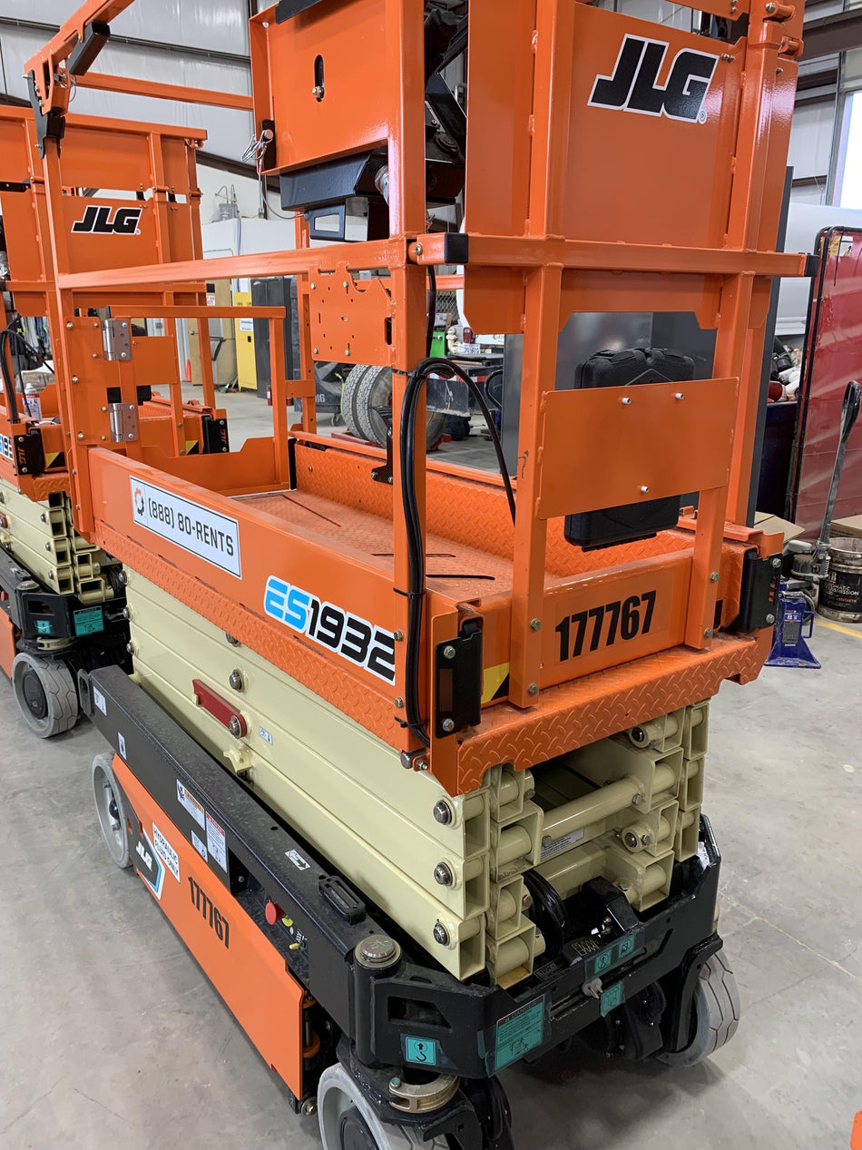 2021 JLG ES1932