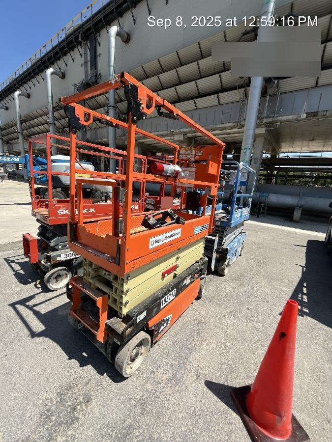 2021 JLG ES1932