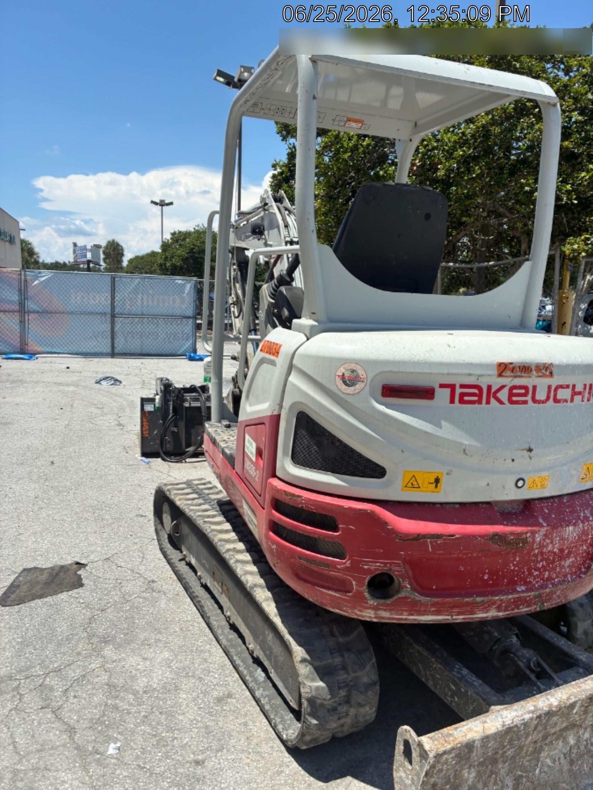 2022 TAKEUCHI TB235-2R