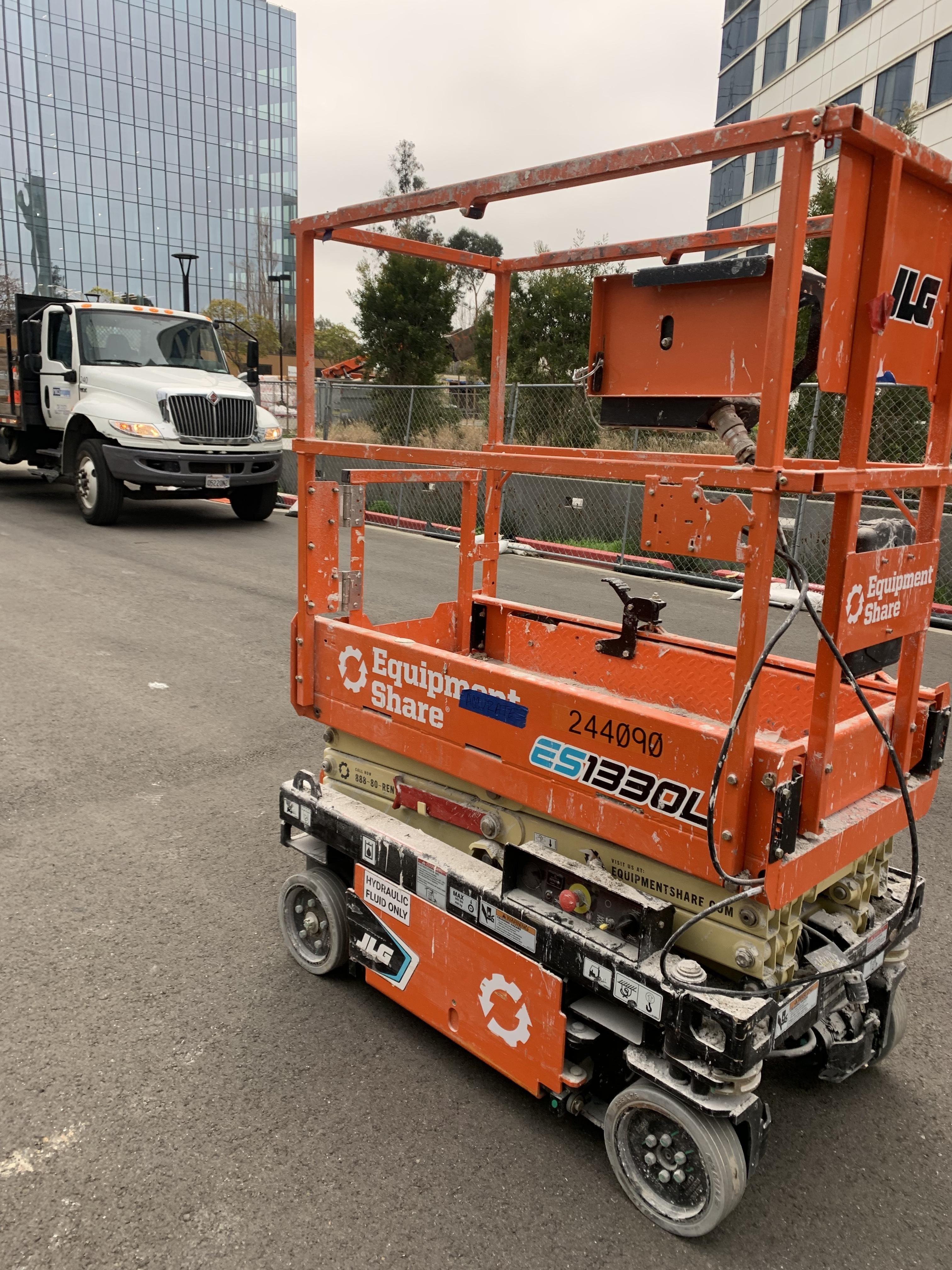 2022 JLG ES1330L