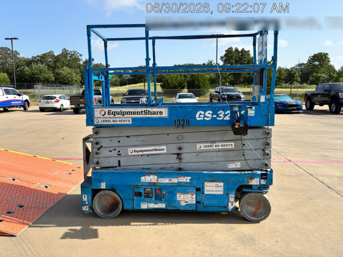2016 Genie GS-3232 32' Narrow Scissor Lift