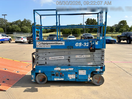 2016 Genie GS-3232 32' Narrow Scissor Lift