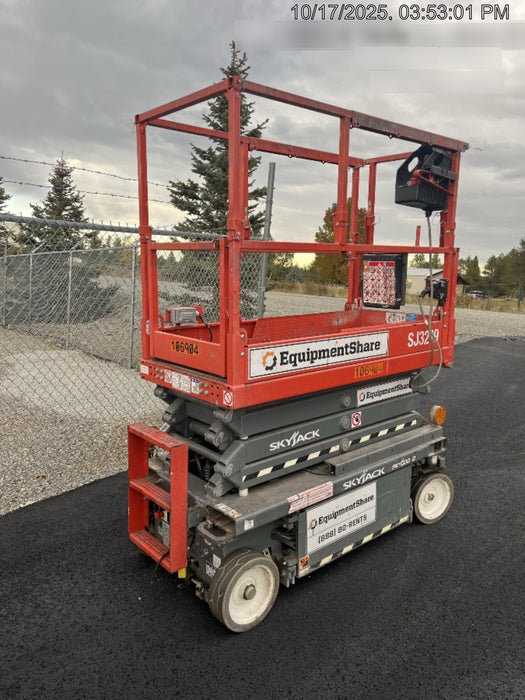 2020 Skyjack SJIII-3219 Solid NM Tires, Half height spring hinged entry gate, Dual Beacons, 800W Inverter