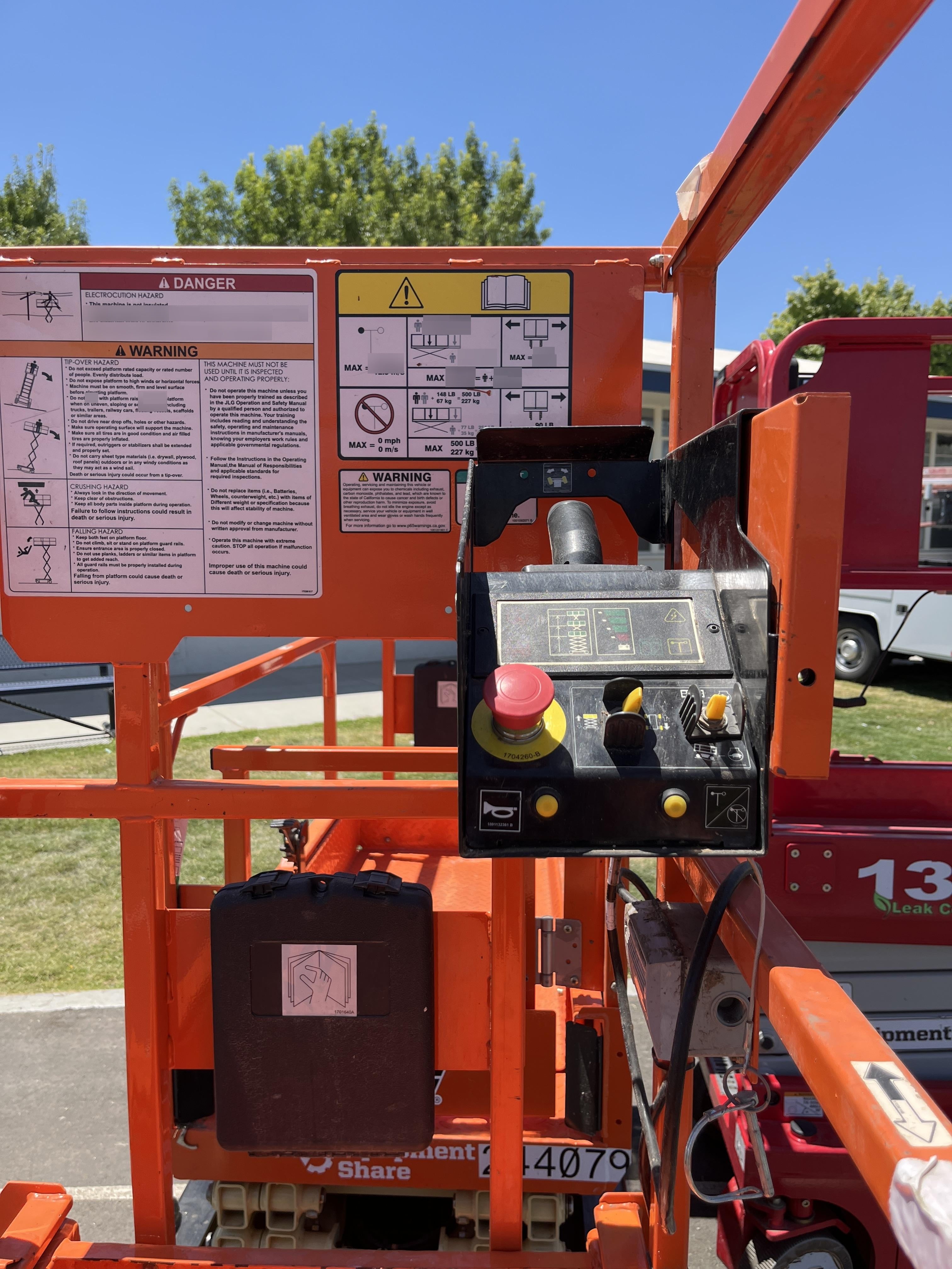 2022 JLG ES1330L