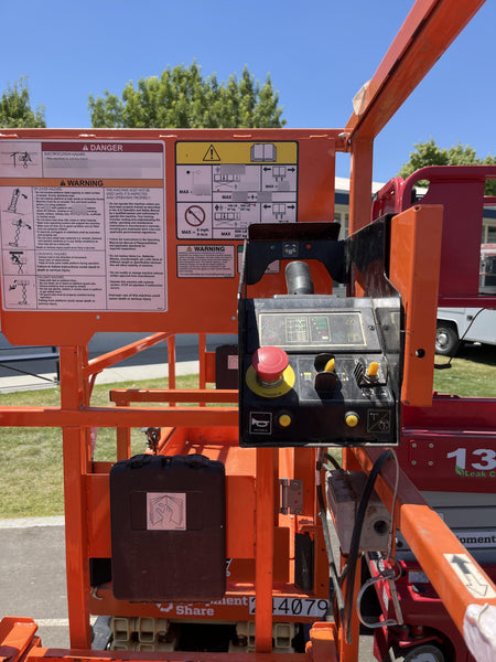 2022 JLG ES1330L