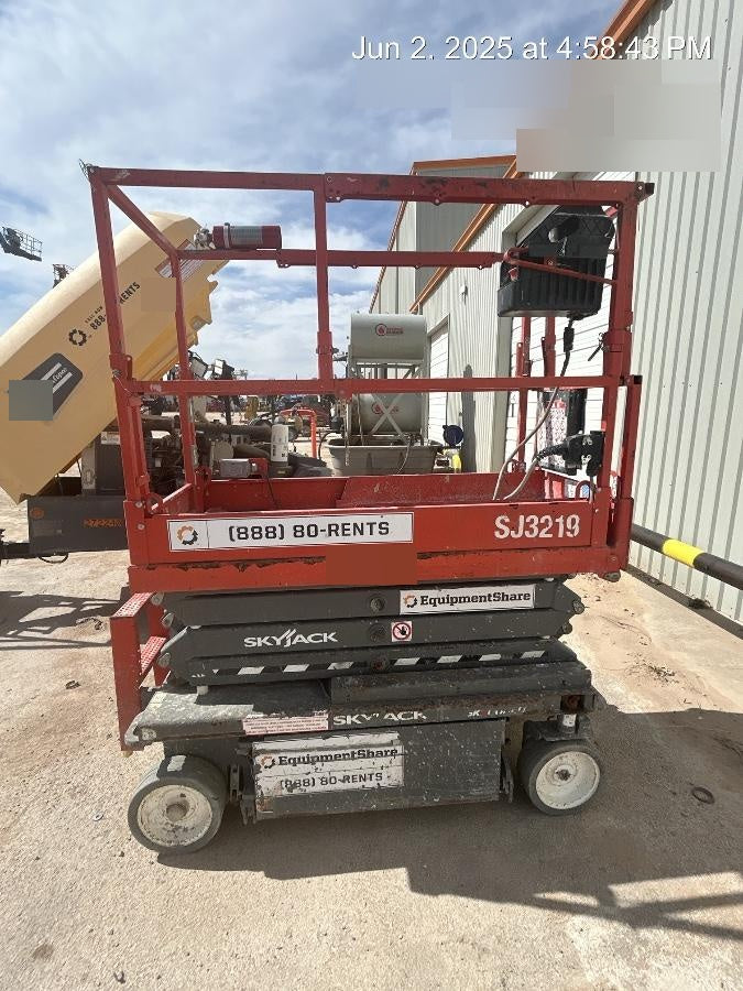 2020 Skyjack SJIII-3219 Solid NM Tires, Half height spring hinged entry gate, Dual Beacons, 800W Inverter