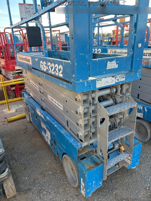 2017 Genie GS-3232 Genie GS3232 Lift w/Folding Rails and Swing Gate