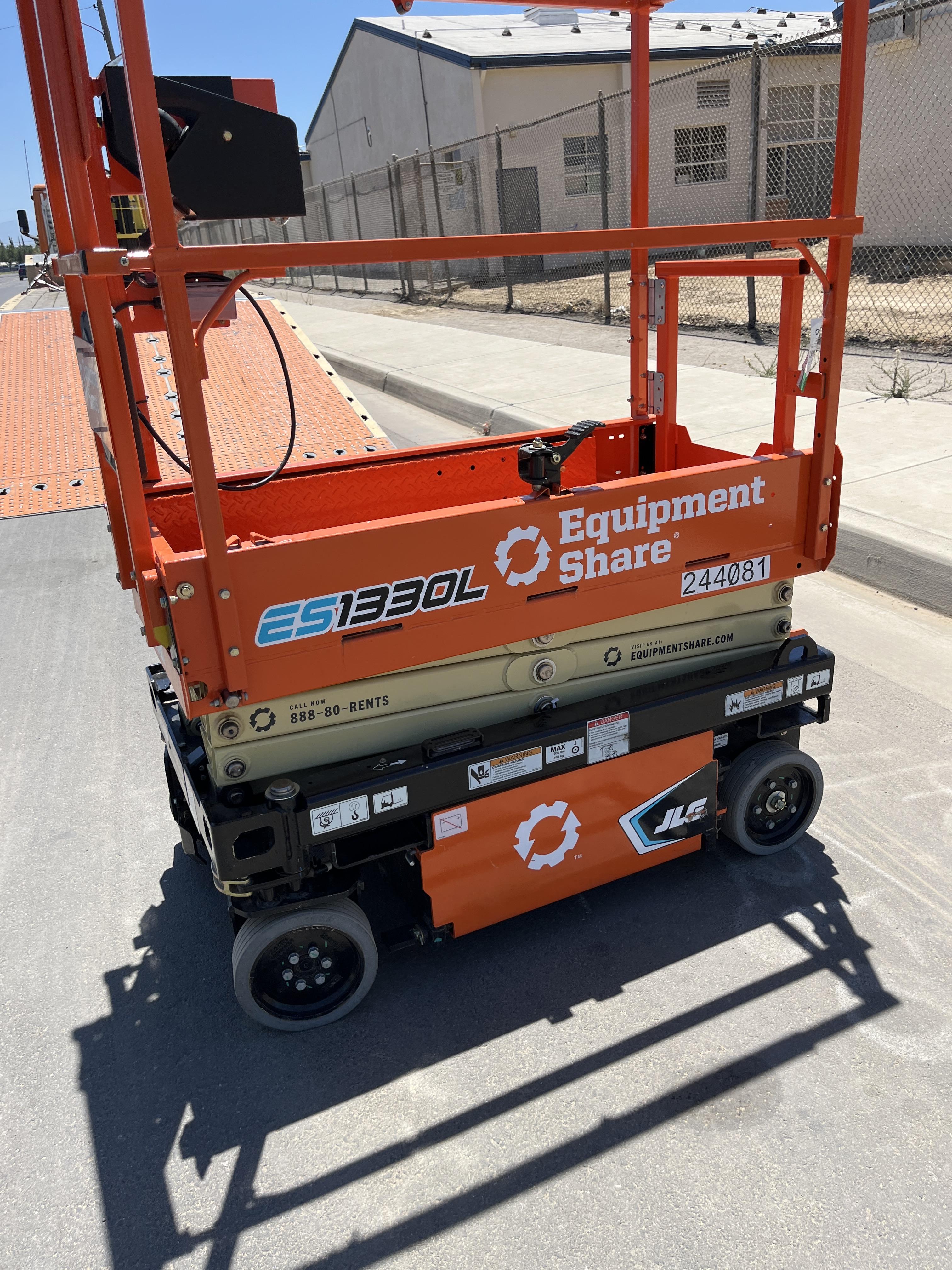 2022 JLG ES1330L