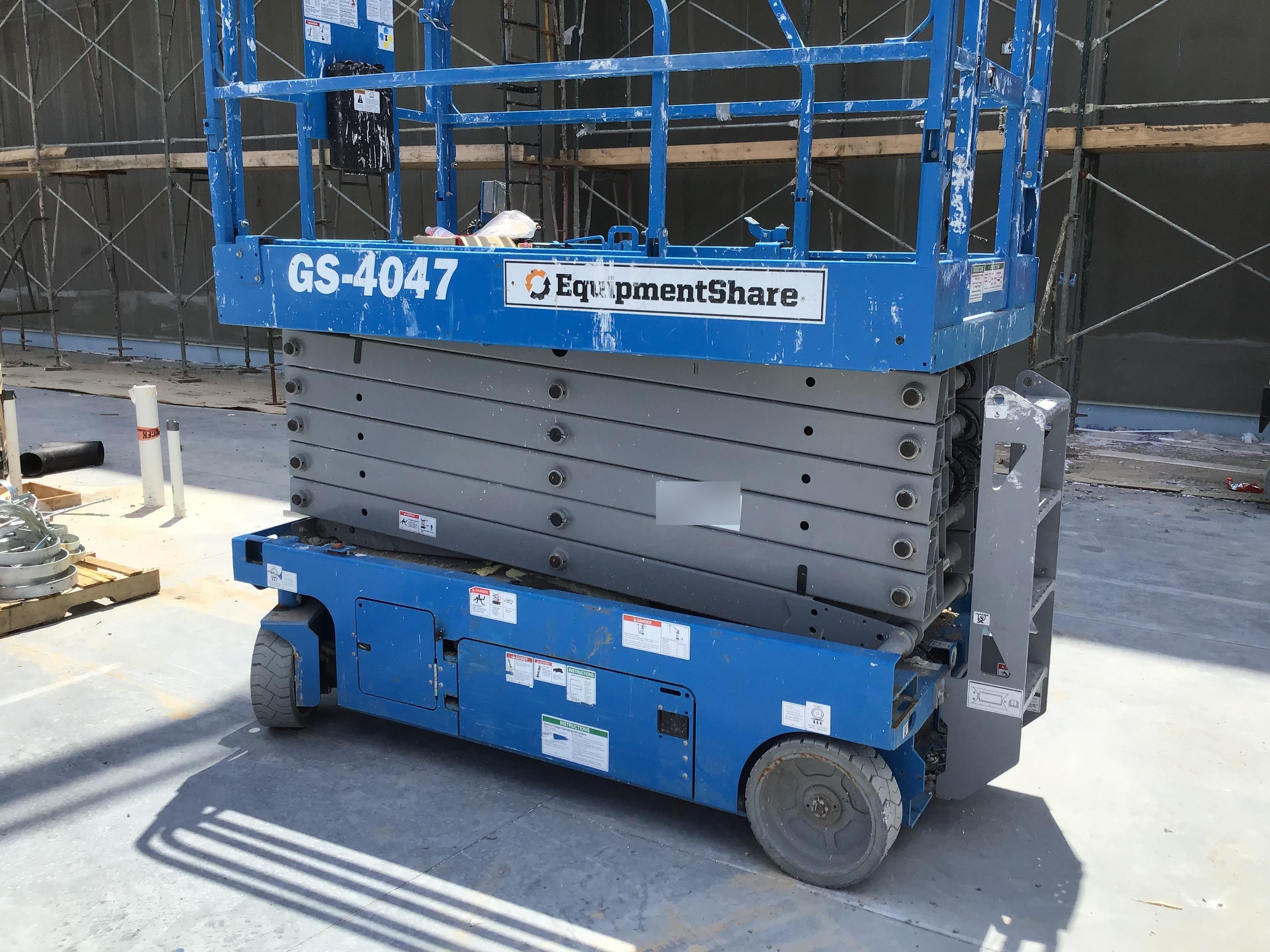 2019 Genie GS-4047 Folding rails with half height swing gate
