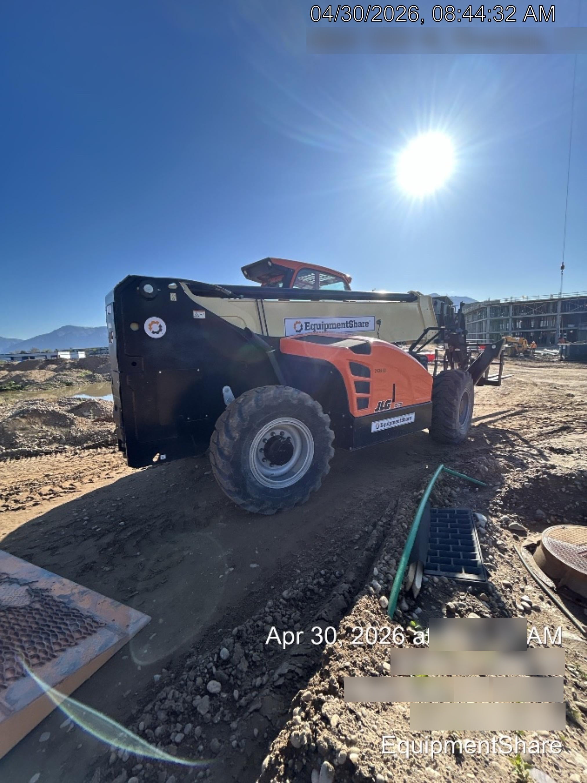 2022 JLG 1075