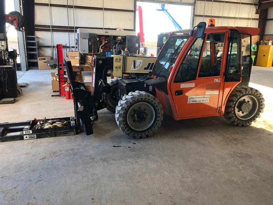 2019 JLG G5-18A Cab/Heat/Air, NM Solid Tires, Beacon w/48" Carriage, 48" Pallet Forks