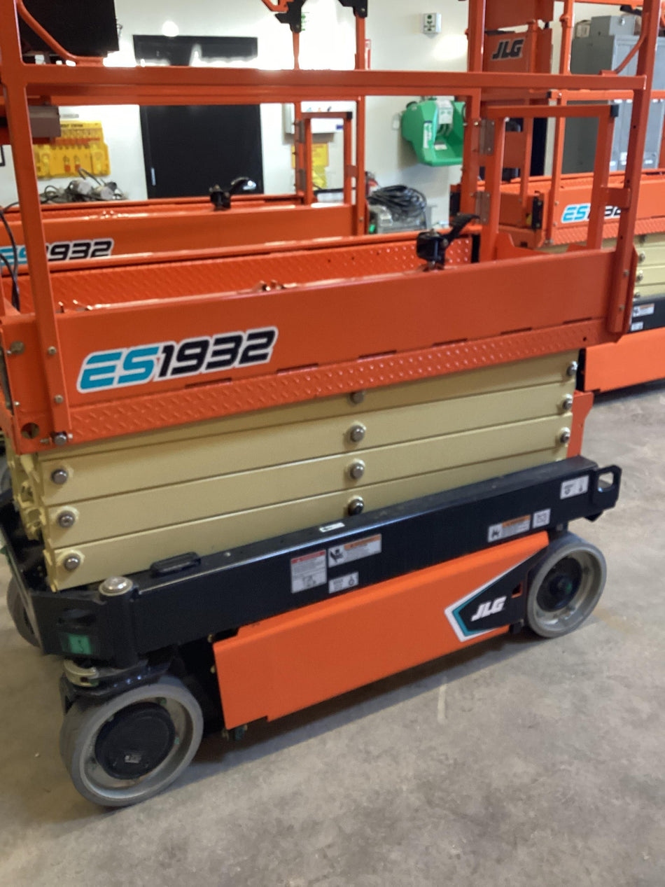 2022 JLG ES1932