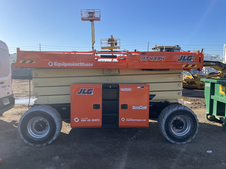 2023 JLG RT4394