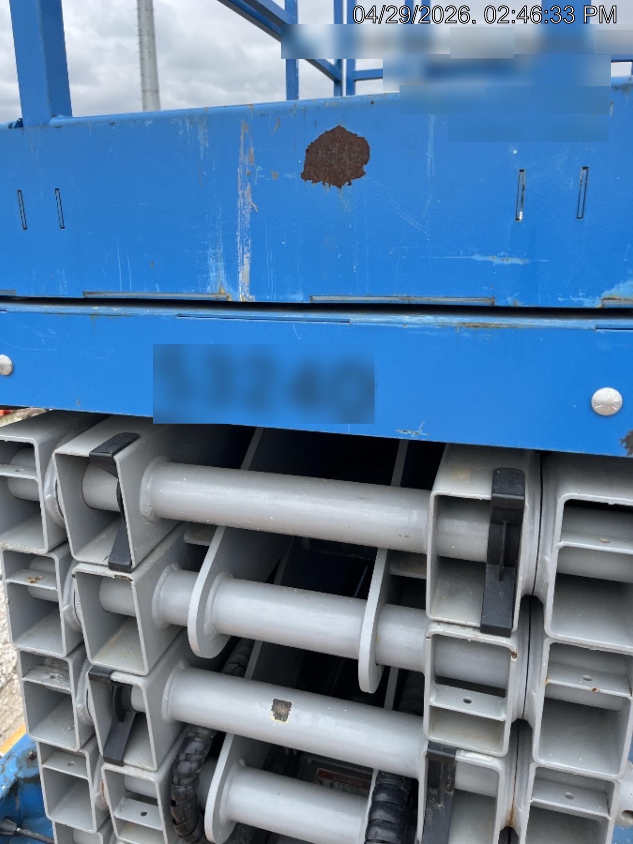 2019 Genie GS-4047 Folding rails with half height swing gate