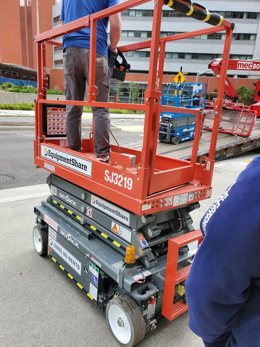 2020 Skyjack SJIII-3219 Solid NM Tires, Half height spring hinged entry gate, Dual Beacons, 800W Inverter