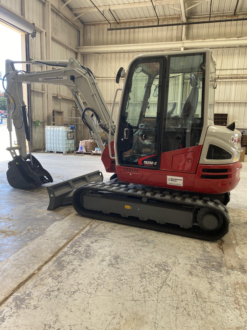 2021 TAKEUCHI TB250-2C