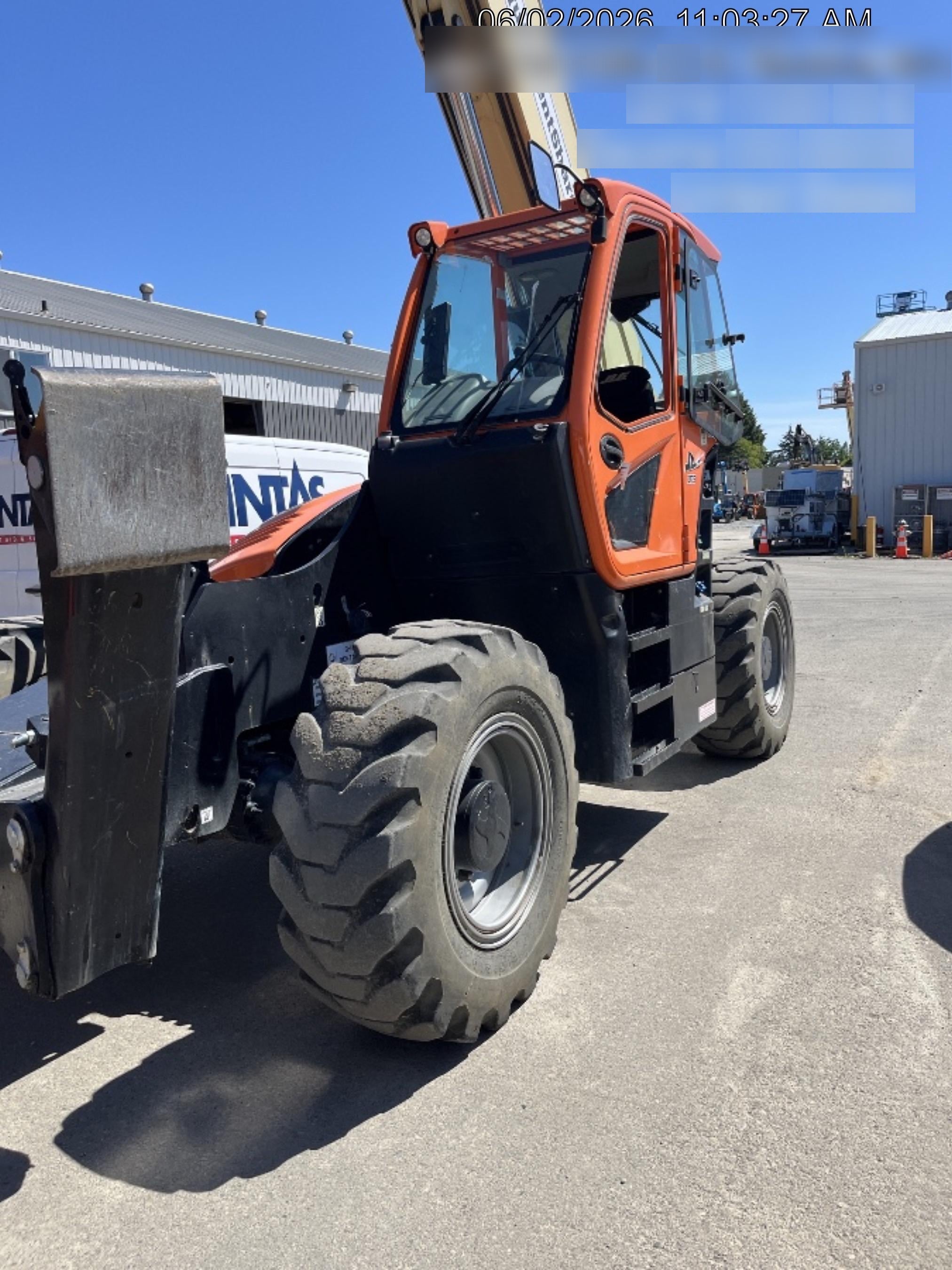 2022 JLG 1075