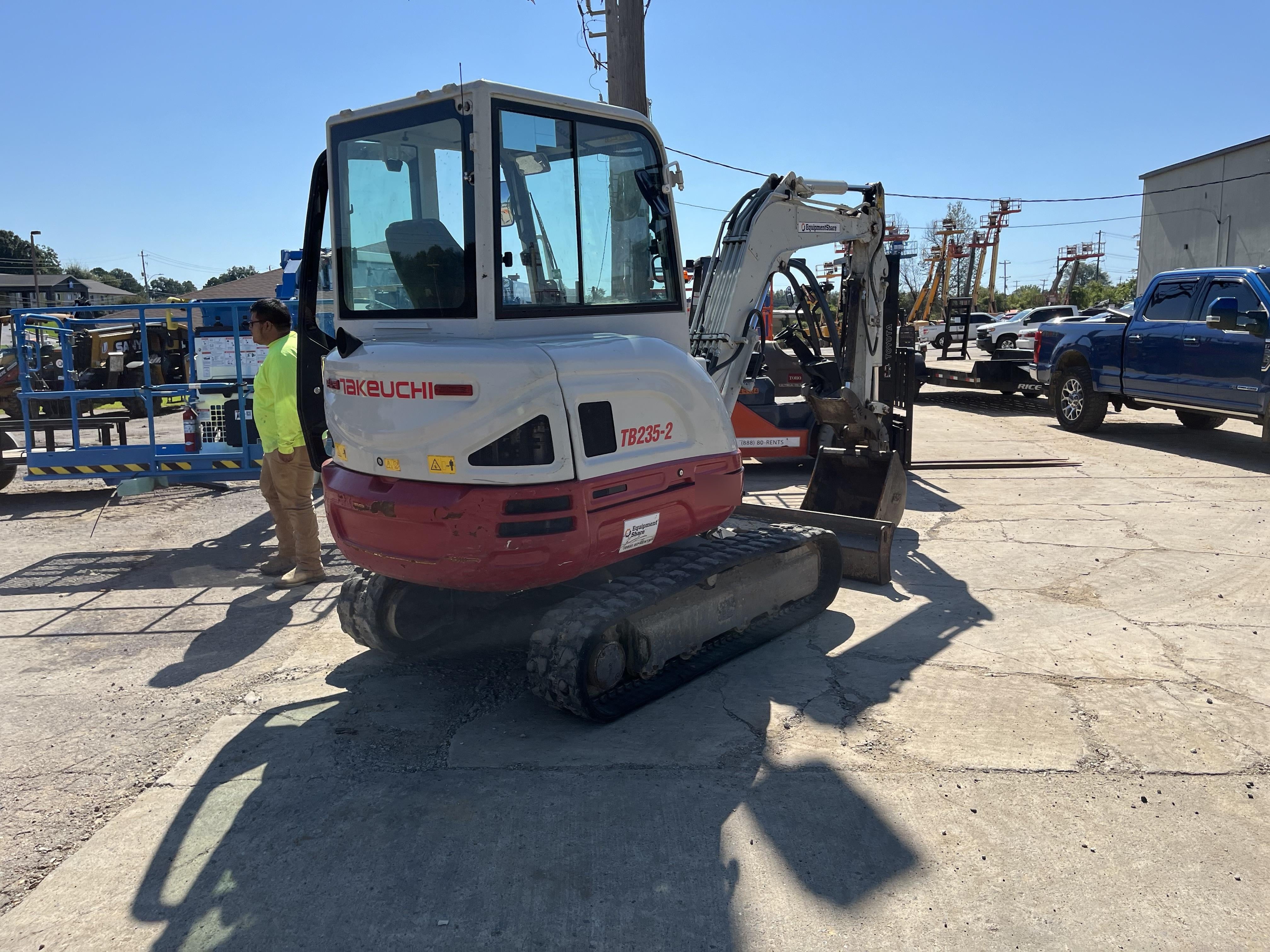 2022 TAKEUCHI TB235-2CR
