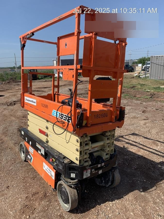 2021 JLG ES1932