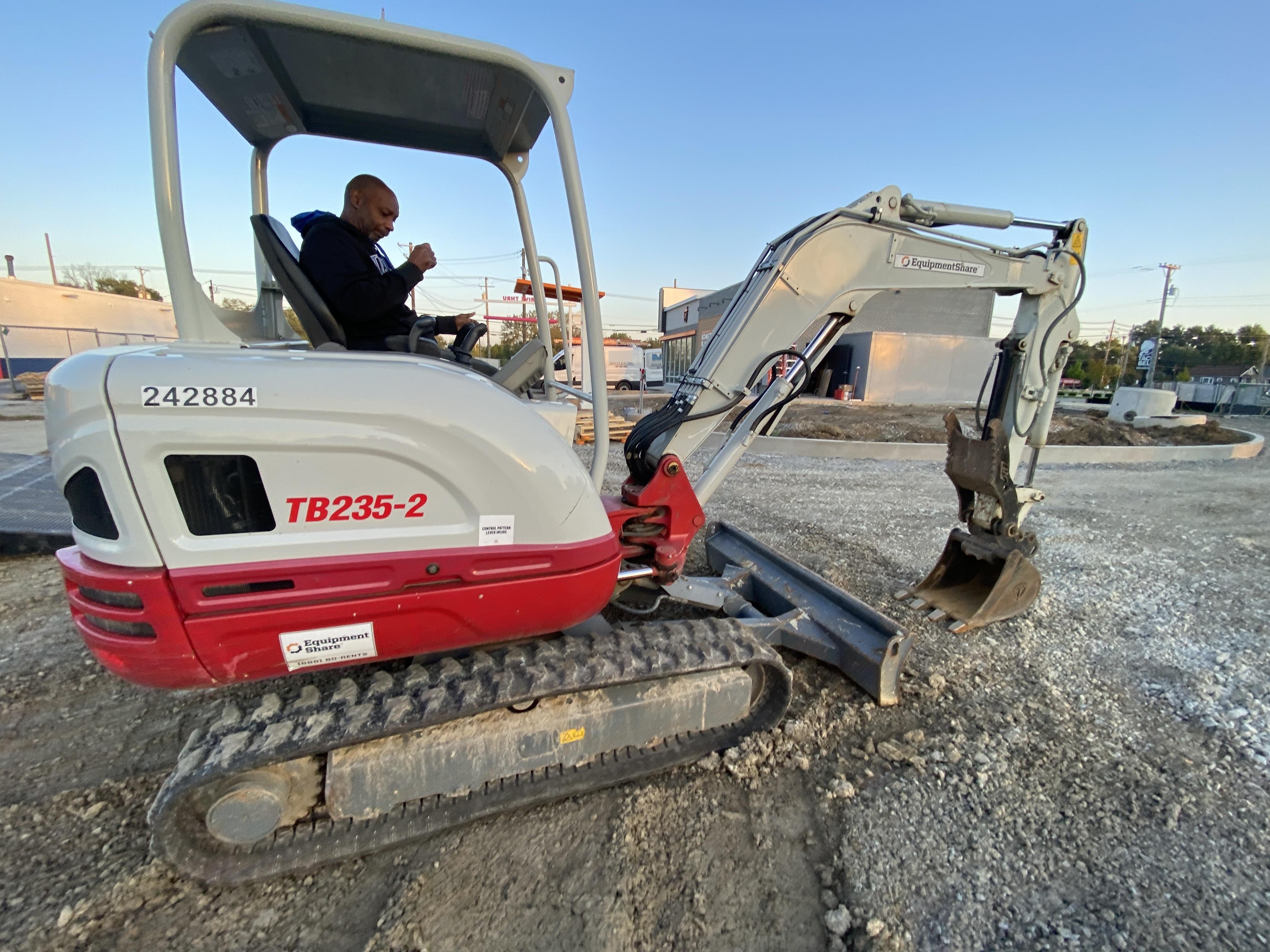 2022 TAKEUCHI TB235-2R