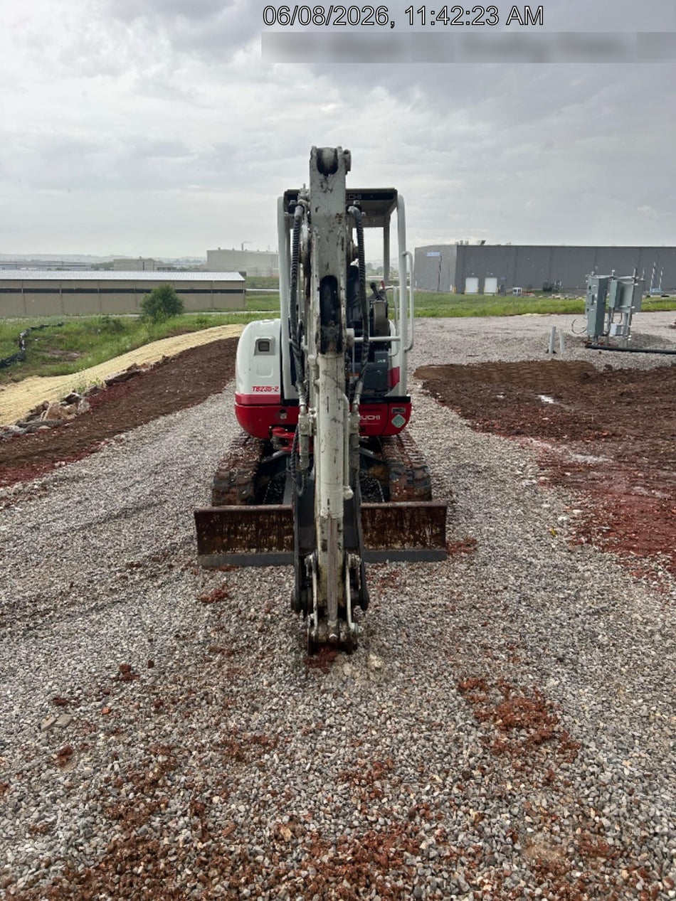 2022 TAKEUCHI TB235-2R