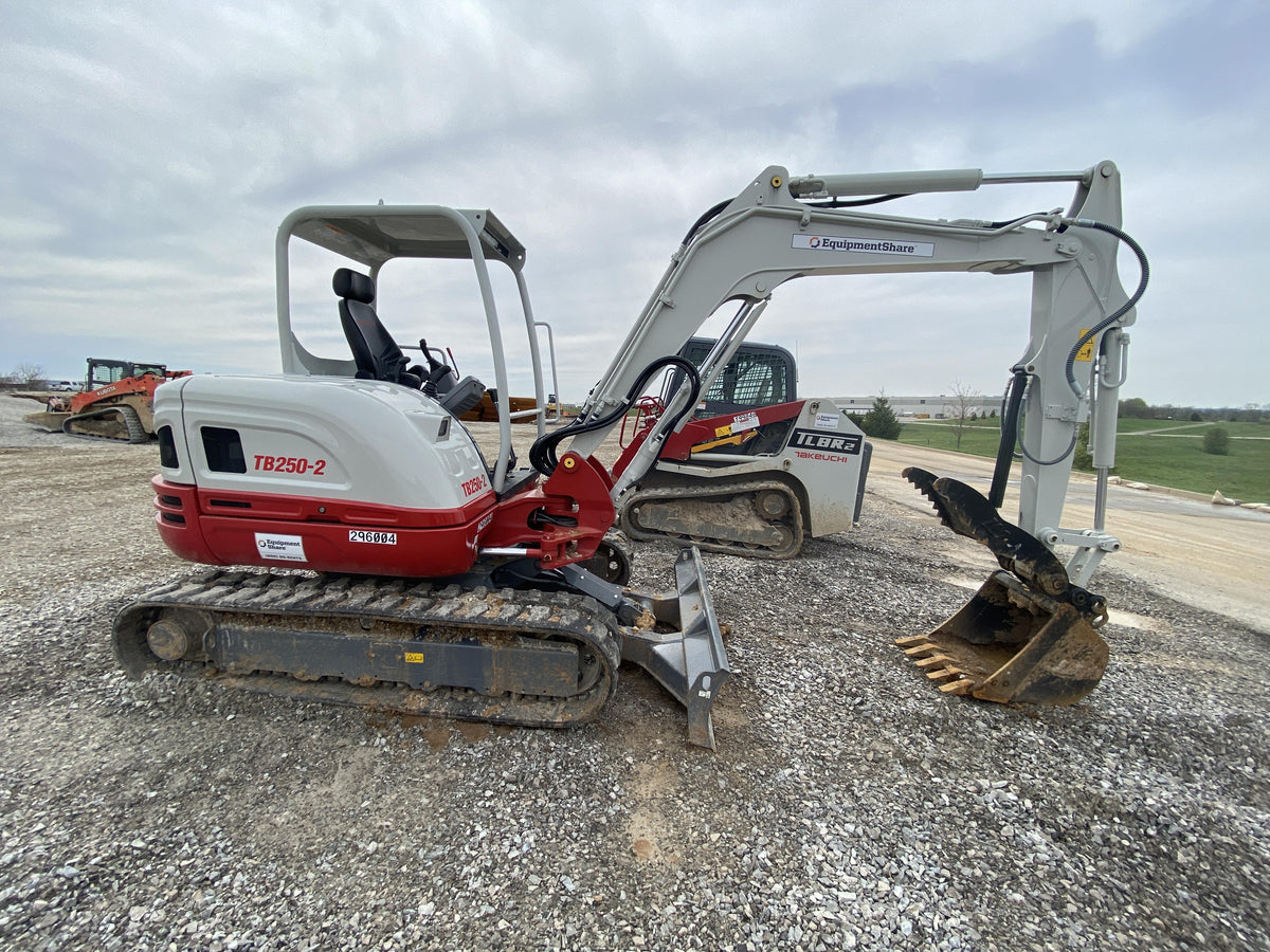2023 TAKEUCHI TB250-2R