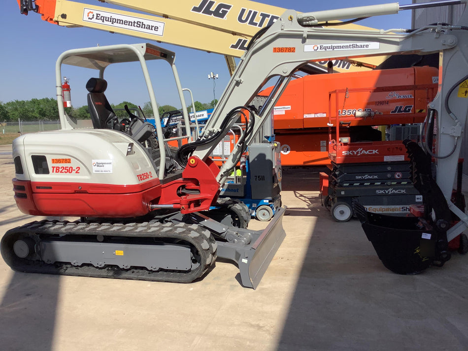 2021 TAKEUCHI TB250-2