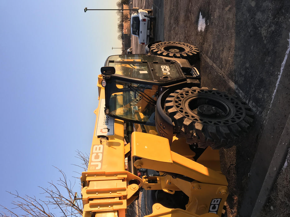 2020 JCB 510-56 Cab/Heat/Air, 74 HP, Solid Tires, STD Worklight, Beacon, Aux Hydraulics, Lifting Eye, Back up Alarm w/66" Carriage/60" Forks