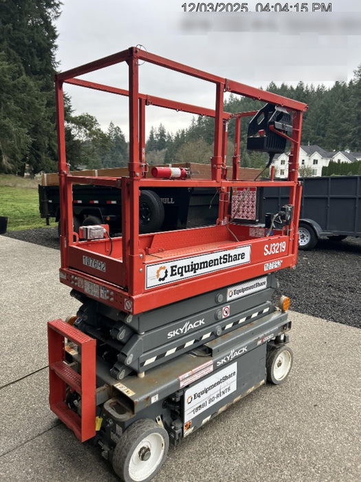 2020 Skyjack SJIII-3219 Solid NM Tires, Half height spring hinged entry gate, Dual Beacons, 800W Inverter