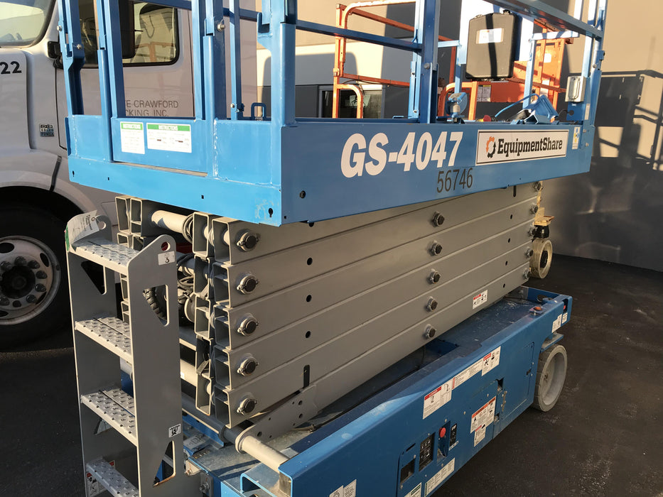 2019 Genie GS-4047 Folding rails with half height swing gate