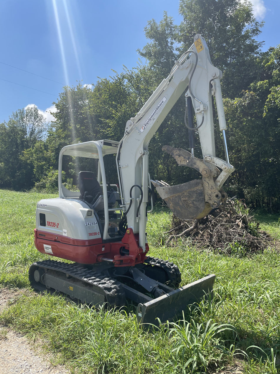 2022 TAKEUCHI TB235-2R