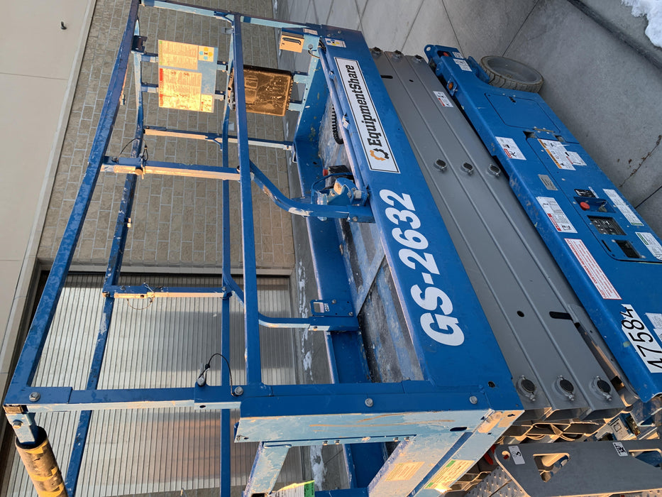 2019 Genie GS-2632 Folding rails with half height swing gate