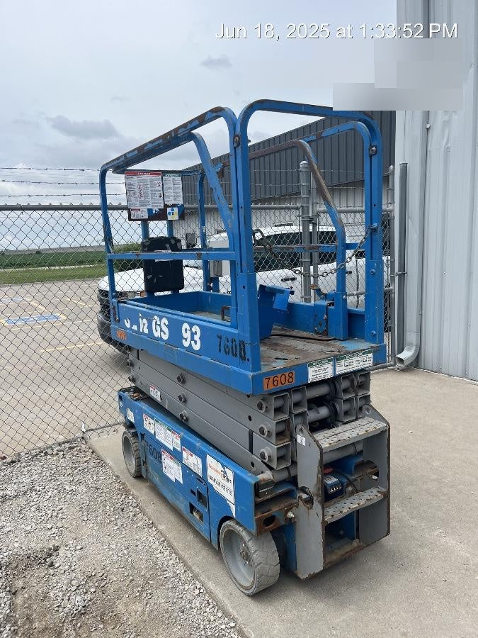 2018 Genie GS-1930 Genie GS-1930 Lift w/Fixed Rail and Chain Entry