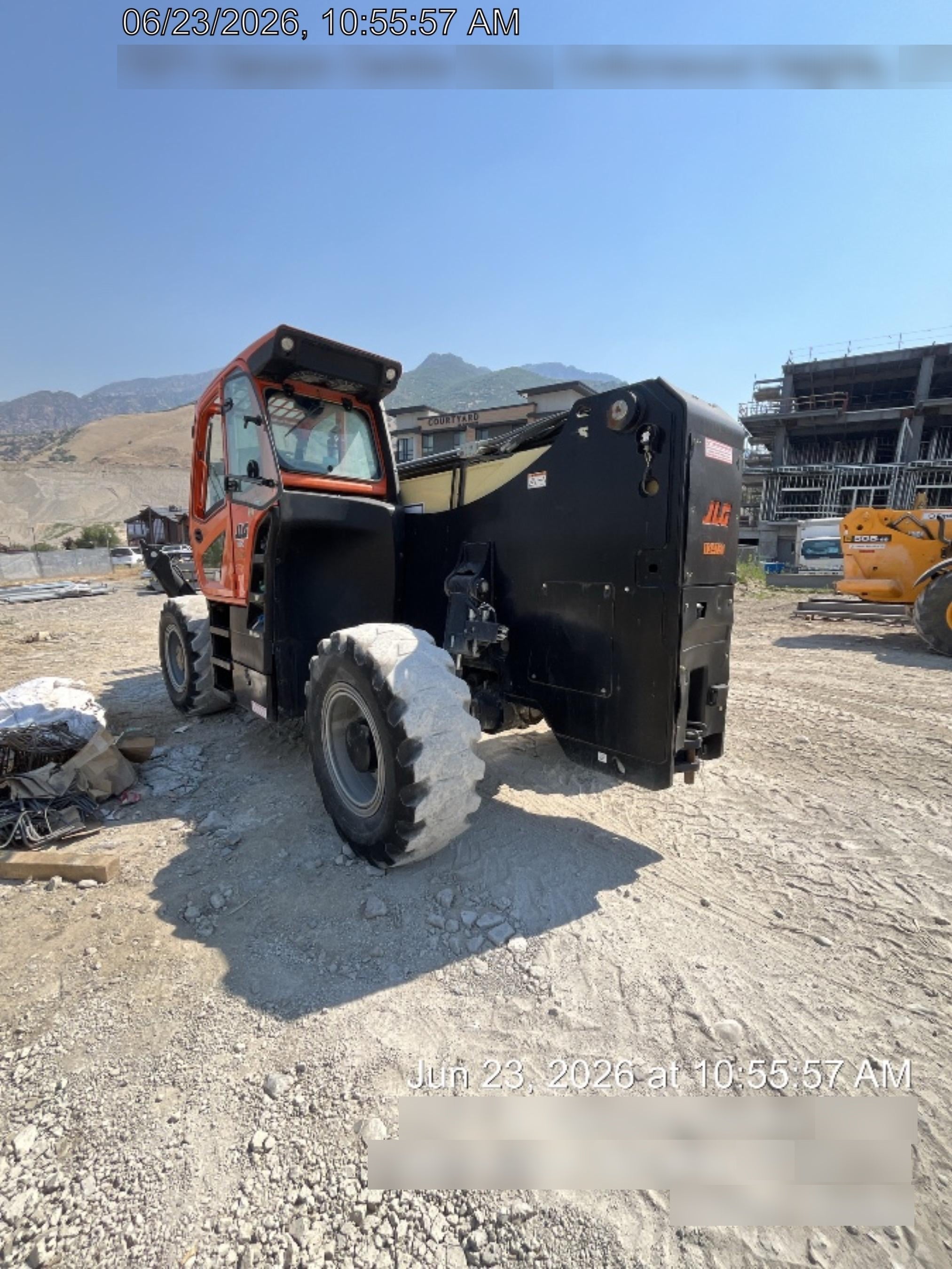 2021 JLG 1075