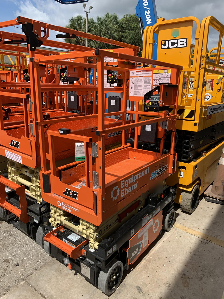 2022 JLG ES1330L