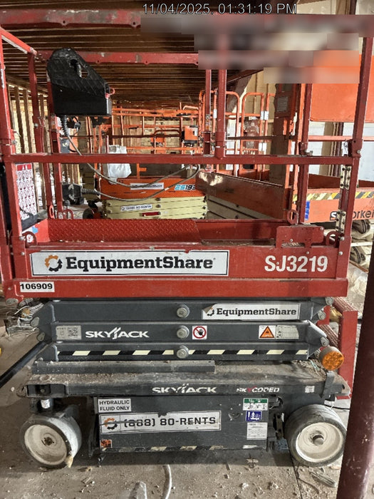 2020 Skyjack SJIII-3219 Solid NM Tires, Half height spring hinged entry gate, Dual Beacons, 800W Inverter