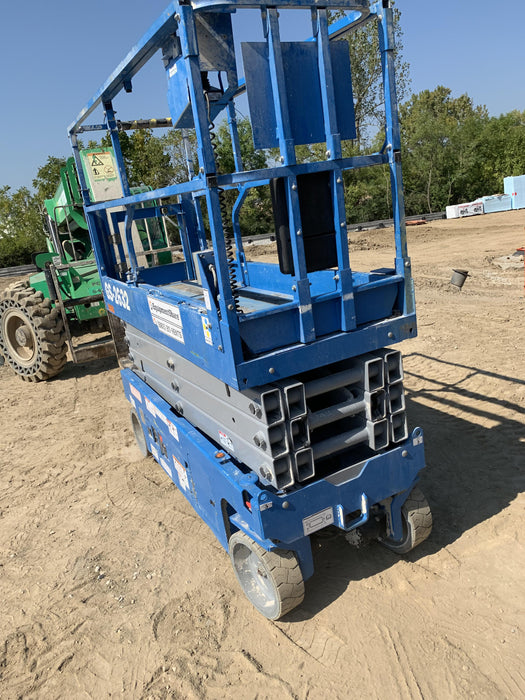 2019 Genie GS-2632 Folding rails with half height swing gate