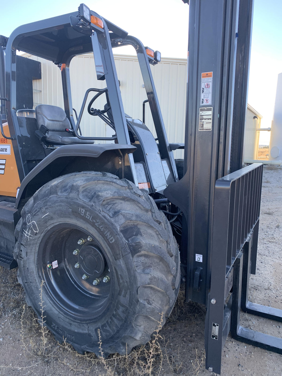 2023 CASE 588H
