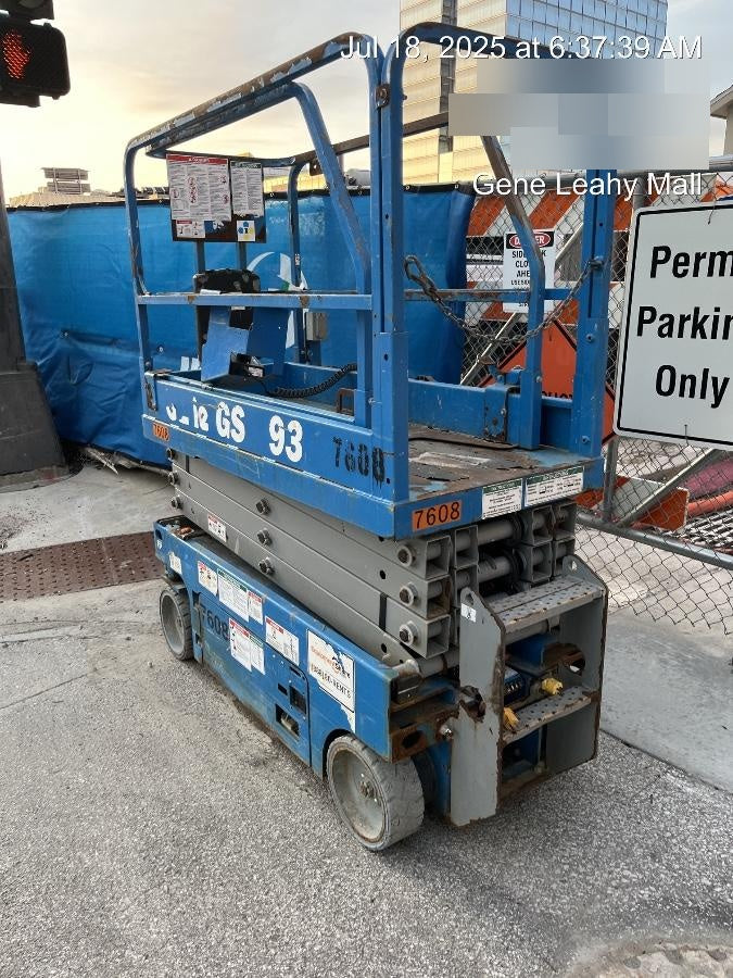 2018 Genie GS-1930 Genie GS-1930 Lift w/Fixed Rail and Chain Entry