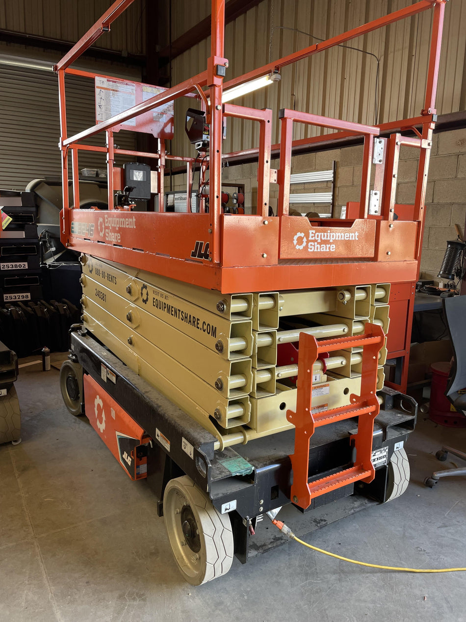 2022 JLG ES3246
