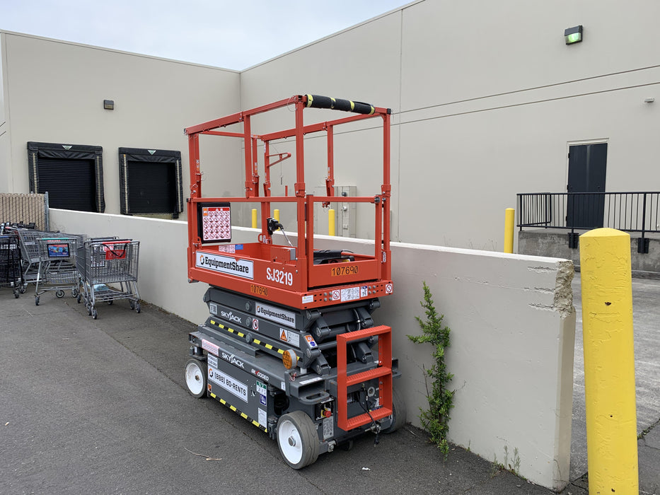 2020 Skyjack SJIII-3219 Solid NM Tires, Half height spring hinged entry gate, Dual Beacons, 800W Inverter