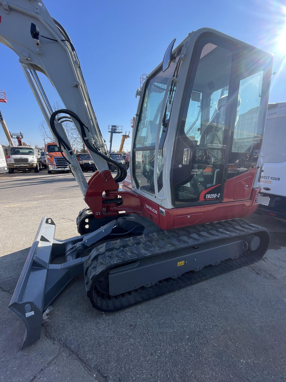 2023 TAKEUCHI TB250-2CR