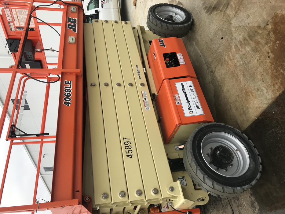 2019 JLG 4069LE Solid Non Marking Tires, Rotating Beacon