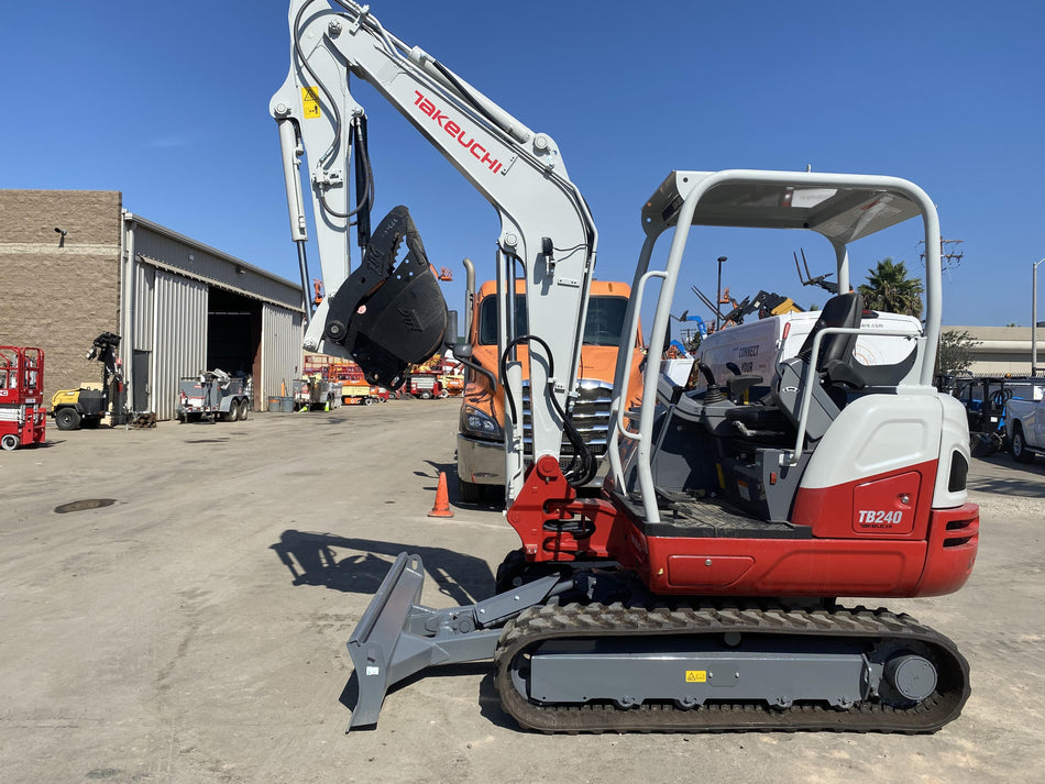 2021 TAKEUCHI TB240R